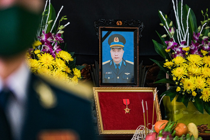 Xúc động lễ tang của phi công hy sinh trong lúc làm nhiệm vụ ở Yên Bái: Người vợ trẻ vẫn không tin vào sự ra đi của chồng - Ảnh 1