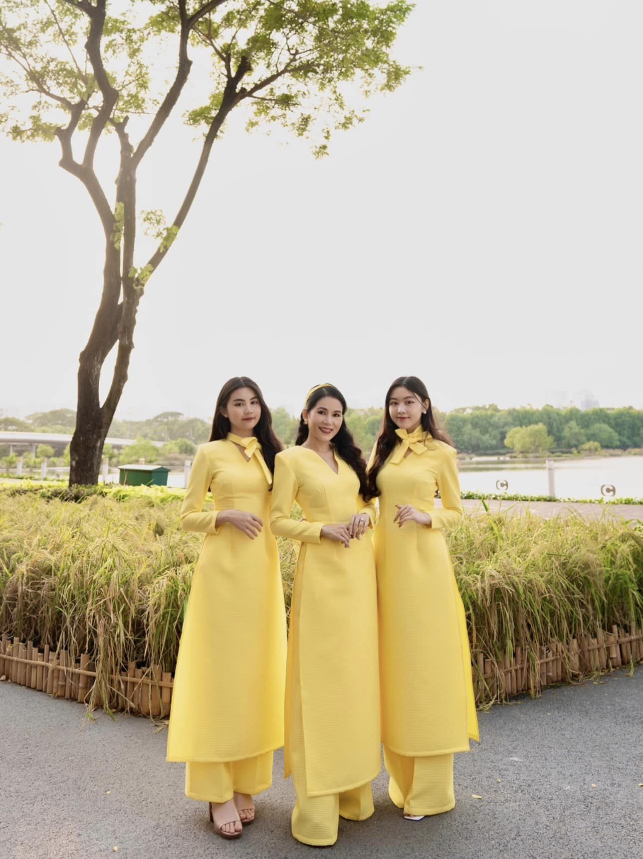Mùng 1 Tết, 2 con gái của MC Quyền Linh chiếm trọn spotlight vì quá xinh, 'nhuộm vàng' cả mạng xã hội bằng loạt ảnh hạnh phúc - Ảnh 2