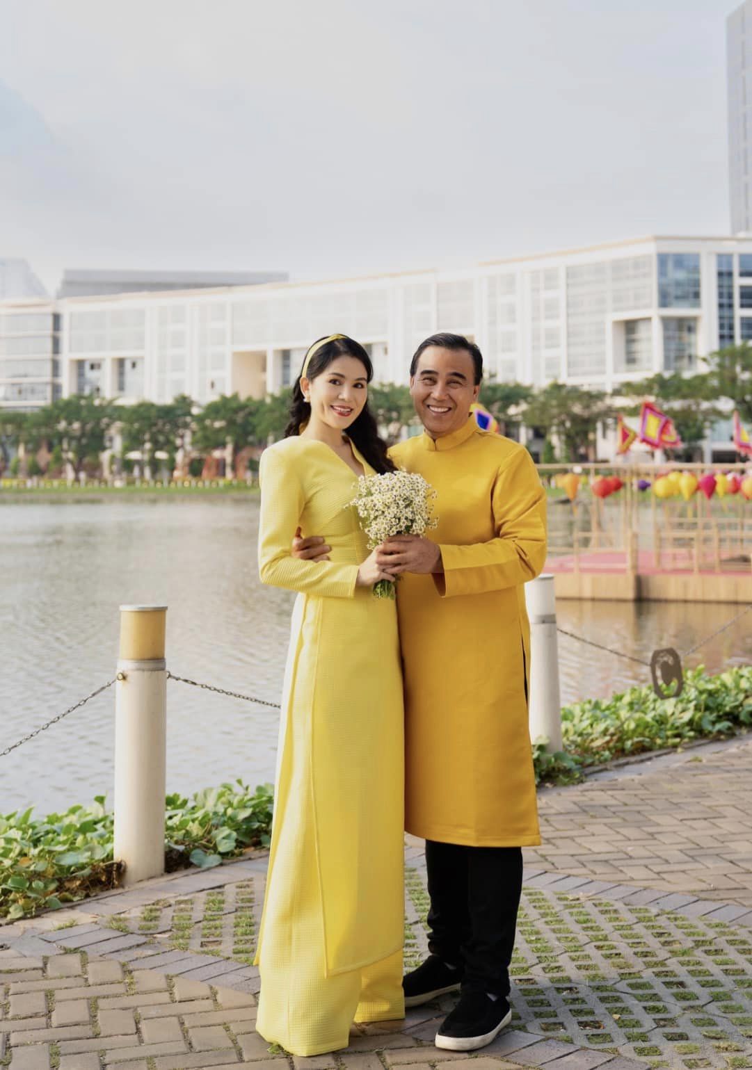 Mùng 1 Tết, 2 con gái của MC Quyền Linh chiếm trọn spotlight vì quá xinh, 'nhuộm vàng' cả mạng xã hội bằng loạt ảnh hạnh phúc - Ảnh 8