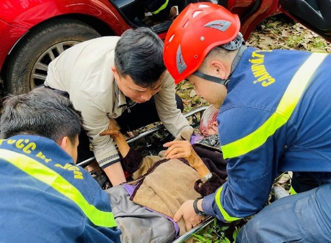 Đắk Lắk: Lực lượng cứu hộ hết mình cứu cụ bà rơi xuống vực sâu 15m do mắc bệnh đãng trí - Ảnh 1