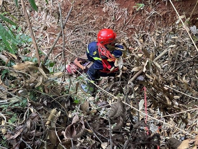 Đắk Lắk: Lực lượng cứu hộ hết mình cứu cụ bà rơi xuống vực sâu 15m do mắc bệnh đãng trí - Ảnh 2