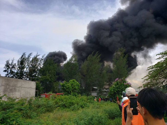 Quảng Nam: Cháy kinh hoàng tại công ty may mặc xuất khẩu, phải huy động cảnh sát tỉnh lân cận dập lửa - Ảnh 1