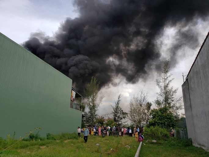 Quảng Nam: Cháy kinh hoàng tại công ty may mặc xuất khẩu, phải huy động cảnh sát tỉnh lân cận dập lửa - Ảnh 2
