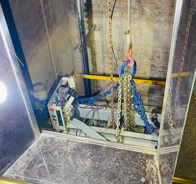 Hiện trường vụ rơi thang máy khiến 2 thợ sửa chữa tử vong ở Hà Nội - Ảnh 1