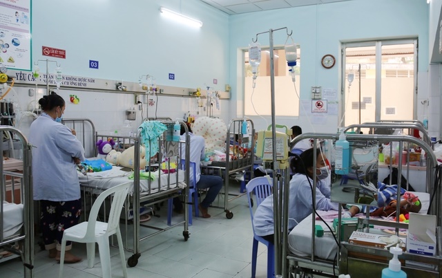 TP.HCM nóng oi bức, trẻ em nhập viện tăng cao: Bác sĩ Nhi đưa khuyến cáo - Ảnh 1