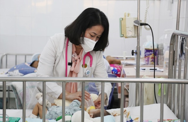 TP.HCM nóng oi bức, trẻ em nhập viện tăng cao: Bác sĩ Nhi đưa khuyến cáo - Ảnh 3