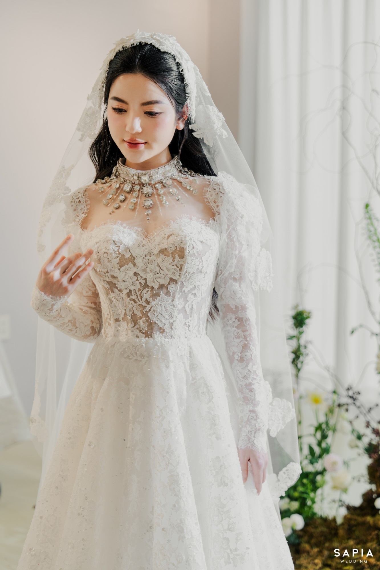 Cô dâu Chu Thanh Huyền lộ diện nhan sắc xinh đẹp ngọt ngào, chú rể Quang Hải ân cần chỉnh váy cho vợ - Ảnh 7