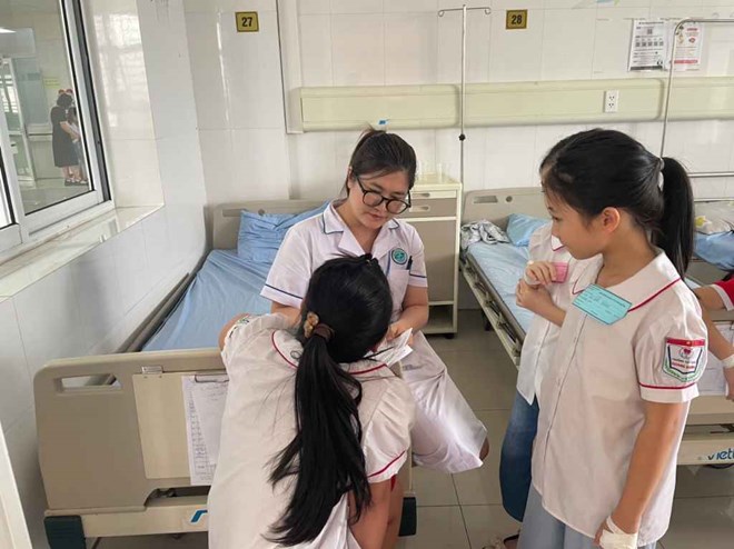 Hơn 30 học sinh tiểu học ở Quảng Ninh nhập viện, nghi ngộ độc thức ăn - Ảnh 2