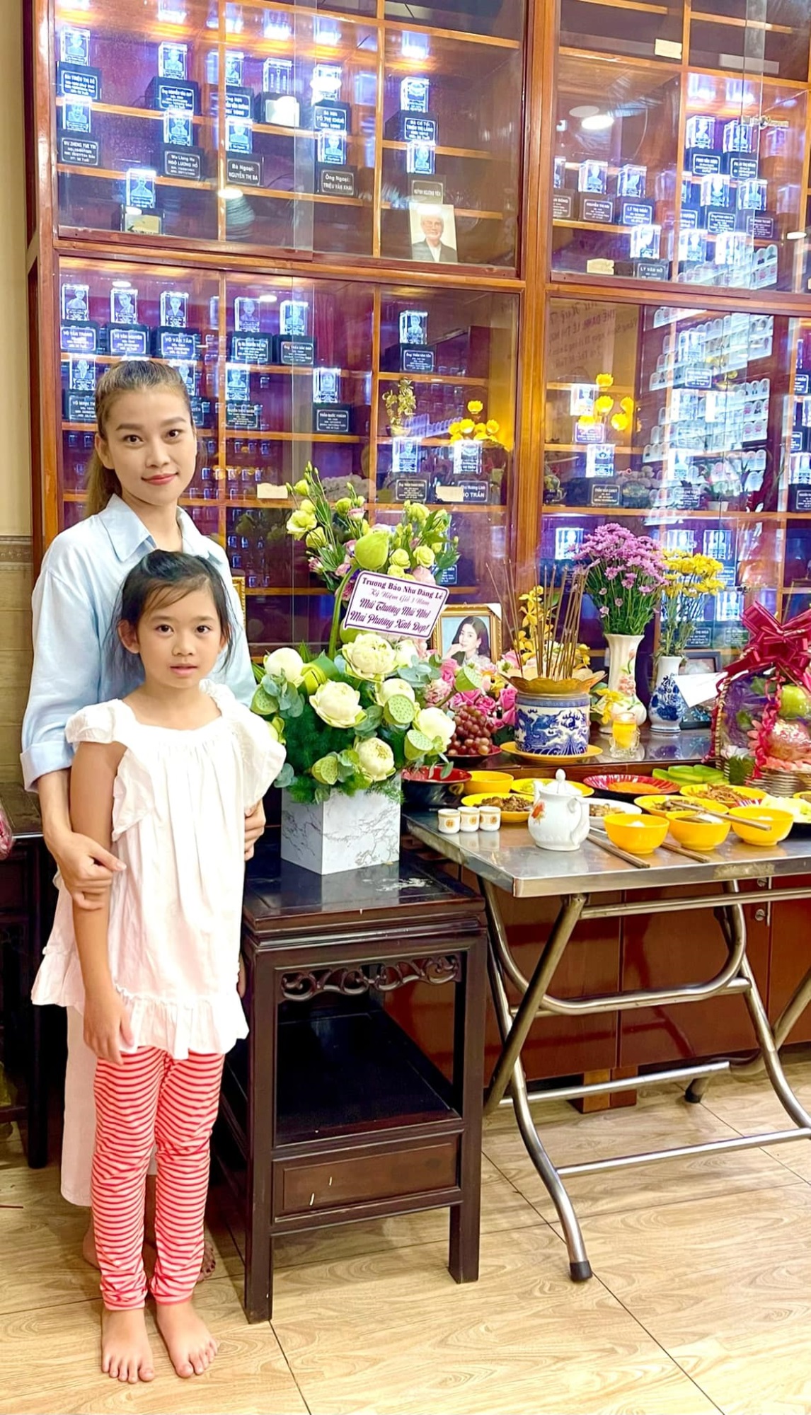 Bạn thân đưa con gái Mai Phương lên chùa thắp hương cúng giỗ 3 năm cho mẹ, tiết lộ niềm vui mới về bé Lavie - Ảnh 3