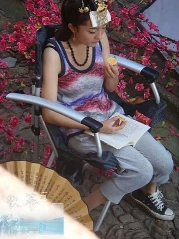Muôn vàn kiểu giải lao của sao Hoa ngữ tại phim trường:  Dương Mịch đọc sách, Triệu Lệ Dĩnh xứng danh 'bà hoàng ăn uống'  - Ảnh 3