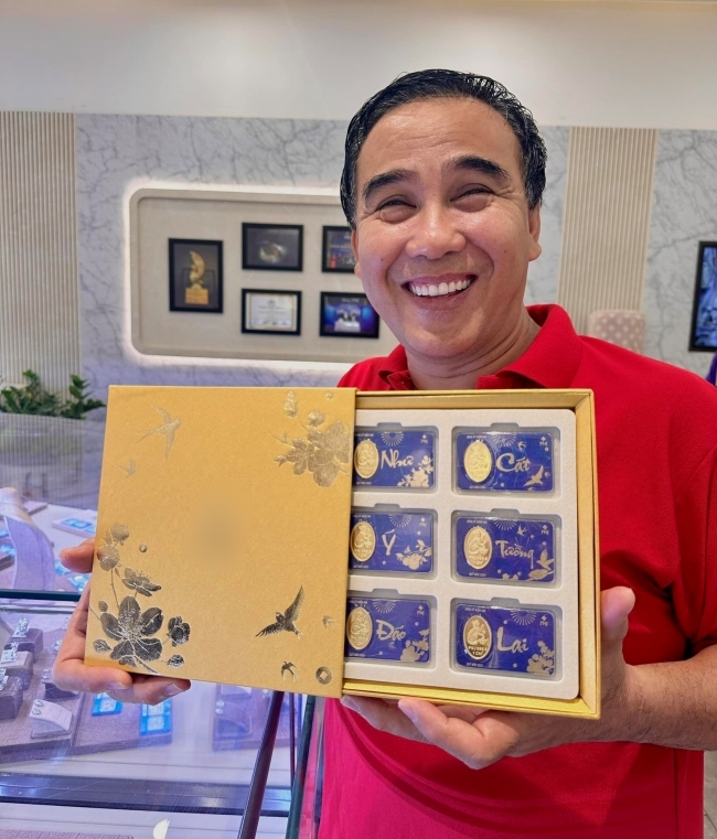 Lộ ảnh 'MC quốc dân' Quyền Linh đi mua vàng đầu năm: vàng mua cả hộp nhưng vẫn giản dị với dép tổ ong - Ảnh 2