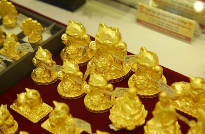 Người dân Hà Nội đổ xô đi mua vàng trước ngày Vía Thần Tài - Ảnh 15