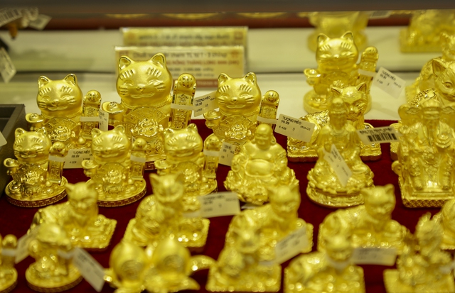 Người dân Hà Nội đổ xô đi mua vàng trước ngày Vía Thần Tài - Ảnh 4