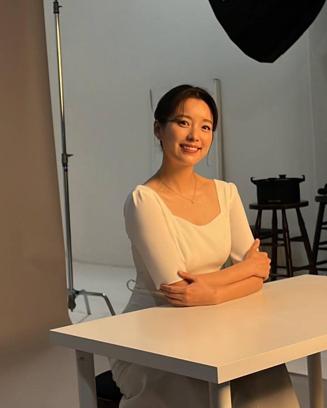 Fan phấn khích trước loạt ảnh hậu trường như chụp ảnh cưới của “mỹ nhân có nụ cười đẹp nhất xứ Hàn” Han Hyo Joo  - Ảnh 4