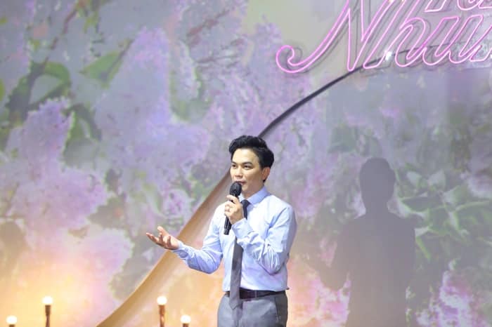 Mạnh Quỳnh lần đầu lên tiếng về thông tin không tham dự lễ tang 49 ngày của cố ca sĩ Phi Nhung, làm một điều đặc biệt khiến dân tình cảm động ngay trên sân khấu - Ảnh 2