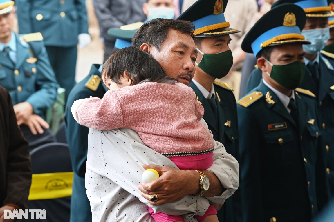 Đau thắt lòng câu nói của con gái đầu phi công Trần Ngọc Duy: 'Bố mất rồi, chúng mình sao thành gia đình được mẹ' - Ảnh 5