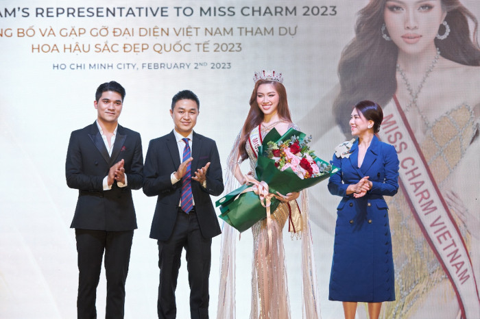 Vương miện gắn 4000 viên pha lê của Miss Charm Vietnam bị tố đạo nhái, rẻ tiền - Ảnh 1