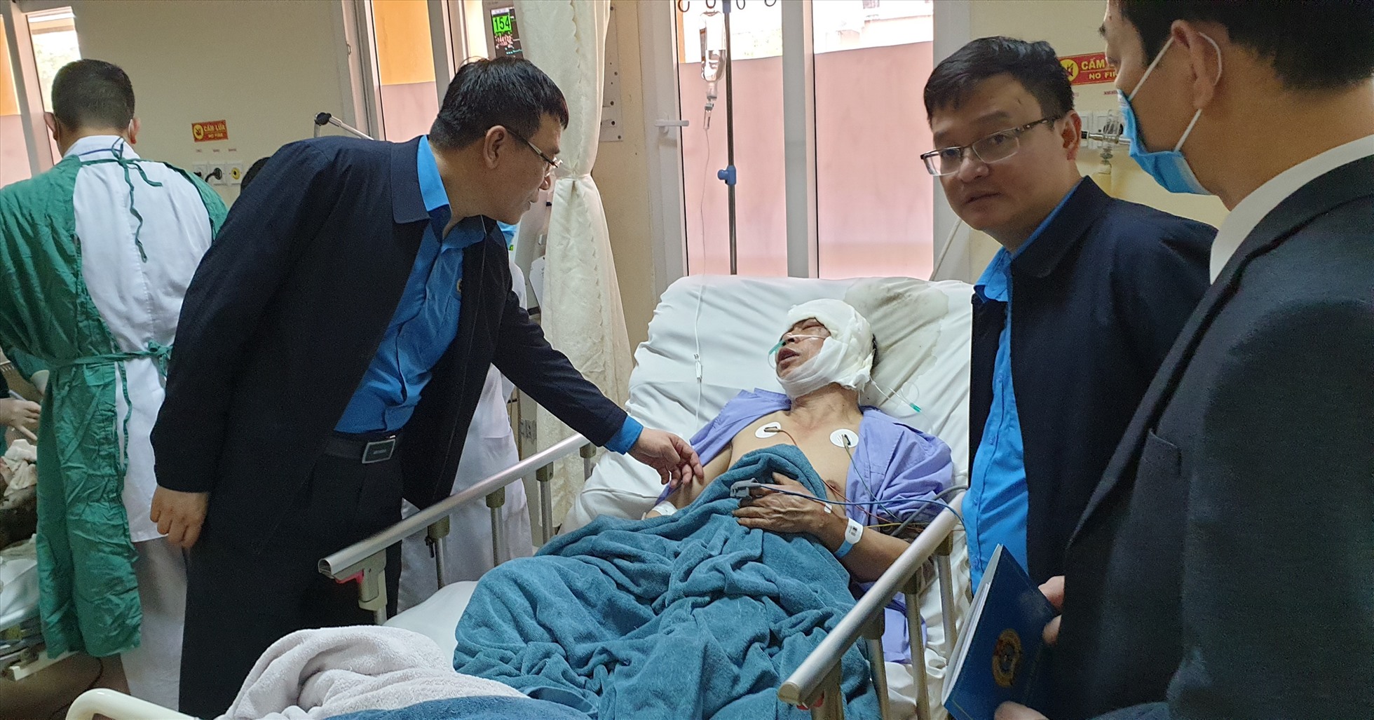 Thông tin MỚI về vụ tàu đang sửa chữa phát nổ ở Quảng Ninh khiến 8 công nhân bị bỏng - Ảnh 1