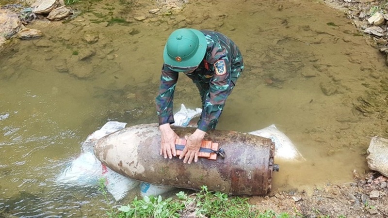 Hà Nội: Phát hiện và xử lý quả bom dài hơn 2m, nặng 500kg trên sông Đuống - Ảnh 1