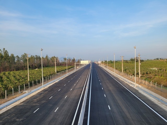 Chính thức thông xe cao tốc Phan Thiết - Dầu Giây, người dân TP.HCM đi du lịch chỉ 2,5 giờ lái xe - Ảnh 1