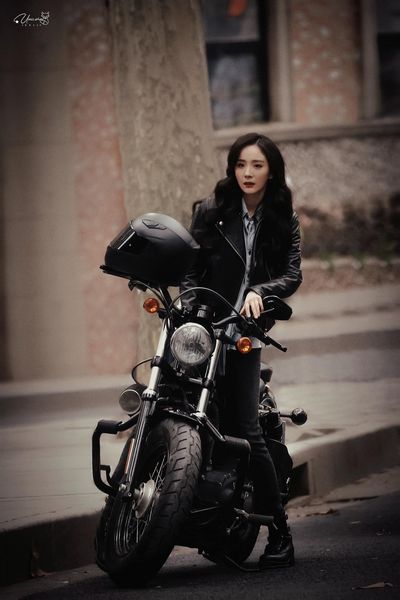 Dương Mịch chạy mô tô 'cháy phố' trong hậu trường phim 'Cảm Ơn Bác Sĩ' - Ảnh 3