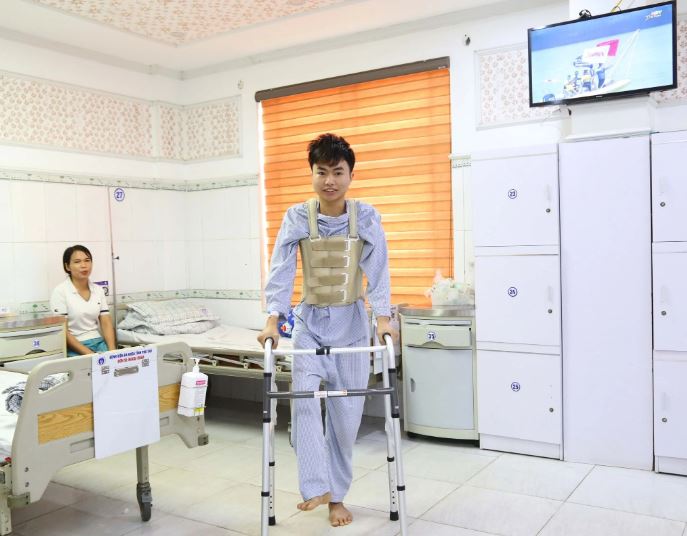 'Hồi sinh' đôi chân bị liệt cho chàng trai 19 tuổi - Ảnh 2