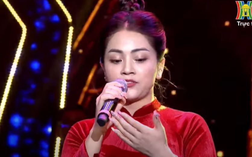 Nữ ca sĩ hát chênh phô, chép lời bài hát lên tay khi biểu diễn trên sóng trực tiếp gây tranh cãi - Ảnh 2
