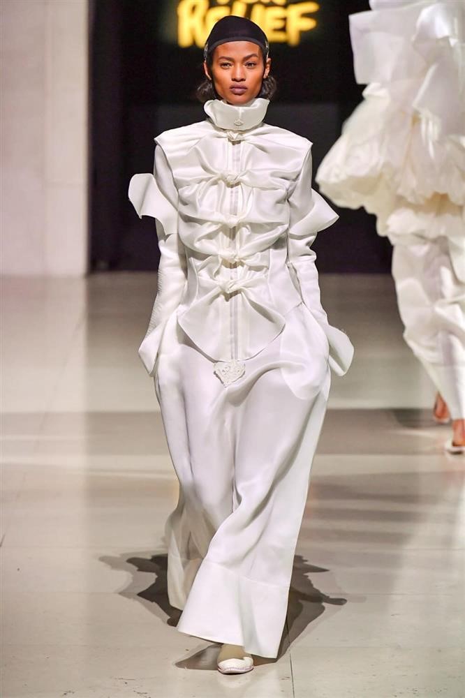 Cùng nhìn lại những khoảnh khắc cố người mẫu Châu Kim Sang sải bước trên sàn diễn thời trang - Ảnh 7