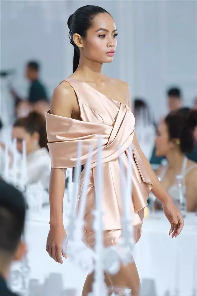 Cùng nhìn lại những khoảnh khắc cố người mẫu Châu Kim Sang sải bước trên sàn diễn thời trang - Ảnh 10