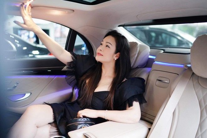 'Lóa mắt' với cuộc sống xa hoa của Nhật Kim Anh: đầy đủ siêu xe, biệt thự chục tỷ,  và thú 'chơi kim cương' xa xỉ - Ảnh 7