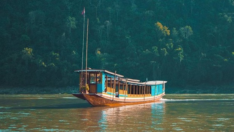 Lào: Bàng hoàng vụ lật thuyền trên sông Mekong, ít nhất 5 người thiệt mạng và mất tích - Ảnh 1