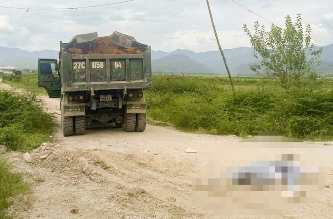 Vụ hai nữ sinh ở Điện Biên bị xe tải cán tử vong khi đi khai giảng về: Tài xế không chú ý quan sát, chuyển hướng không an toàn - Ảnh 1