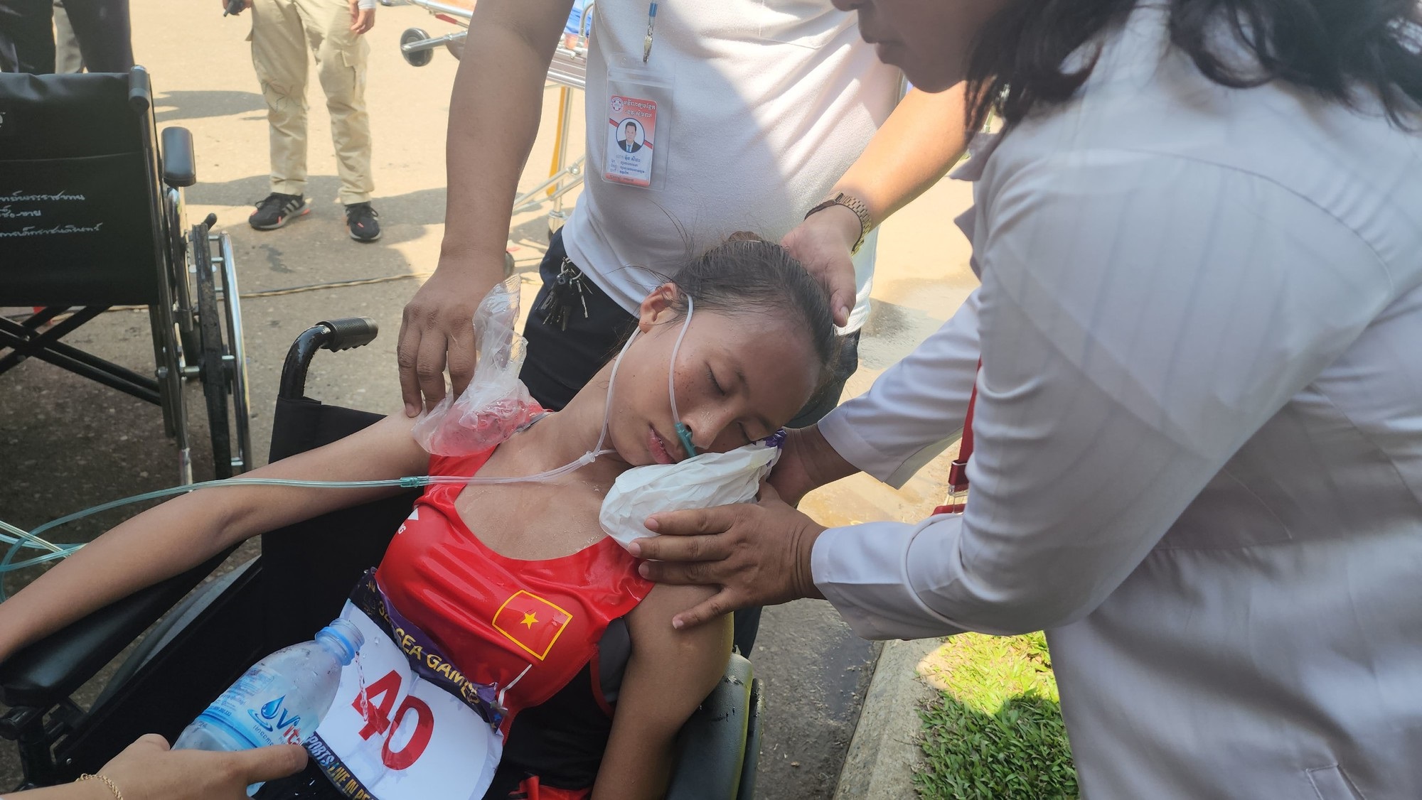 Xót xa VĐV Nguyễn Thị Ninh ngất xỉu, phải thở ô xy trước khi qua được vạch đích marathon - Ảnh 2