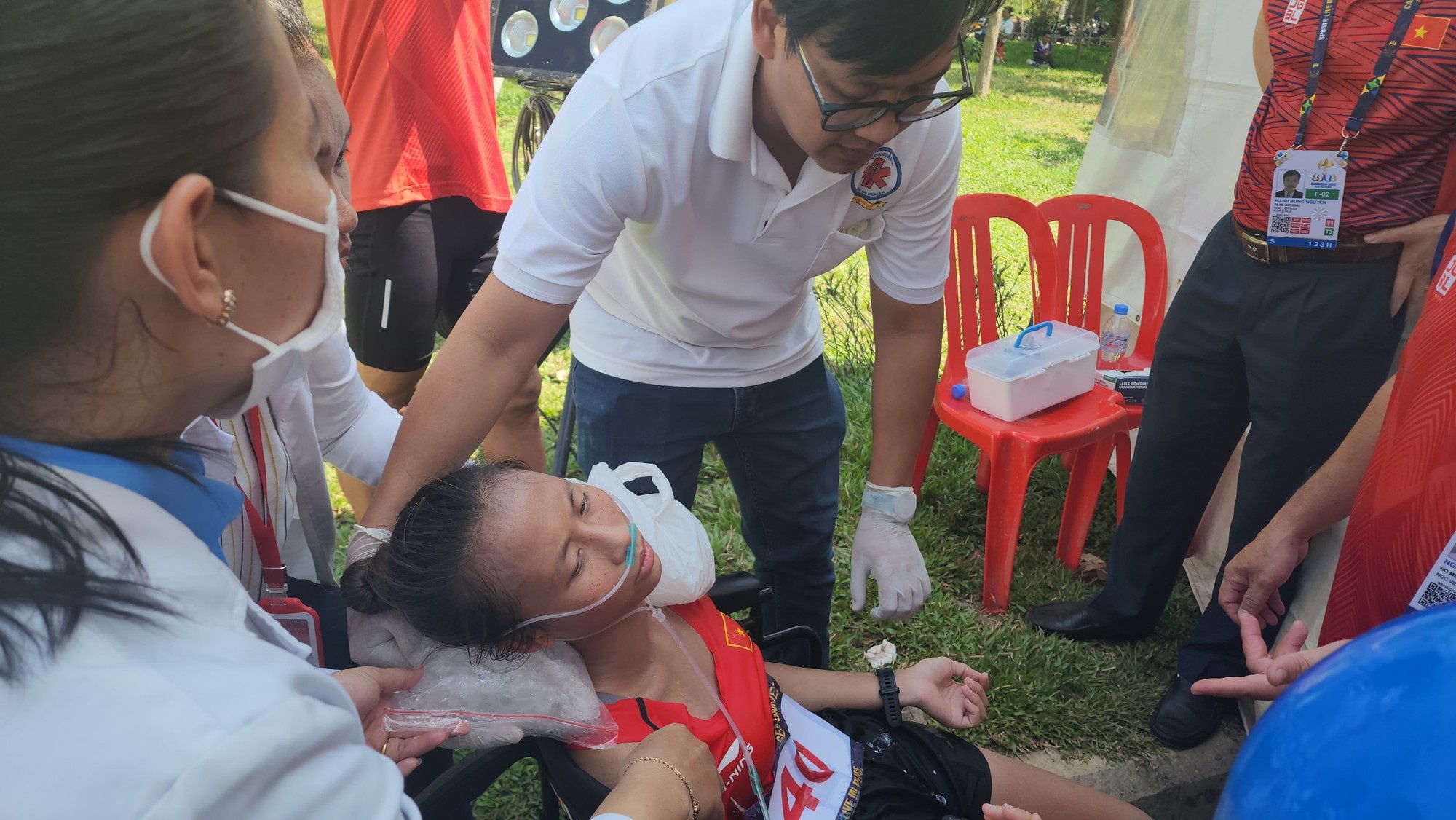 Xót xa VĐV Nguyễn Thị Ninh ngất xỉu, phải thở ô xy trước khi qua được vạch đích marathon - Ảnh 1
