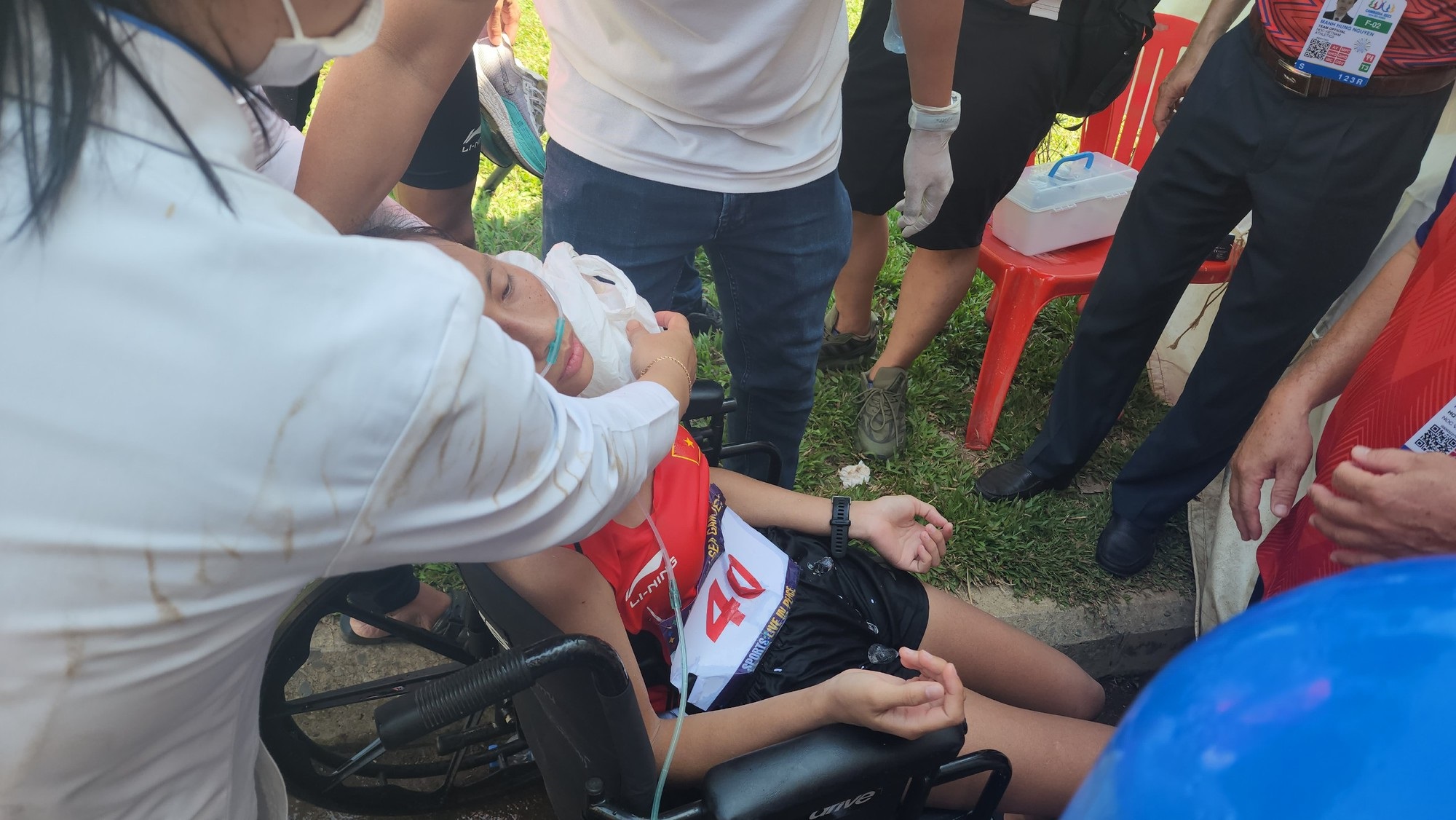 Xót xa VĐV Nguyễn Thị Ninh ngất xỉu, phải thở ô xy trước khi qua được vạch đích marathon - Ảnh 3