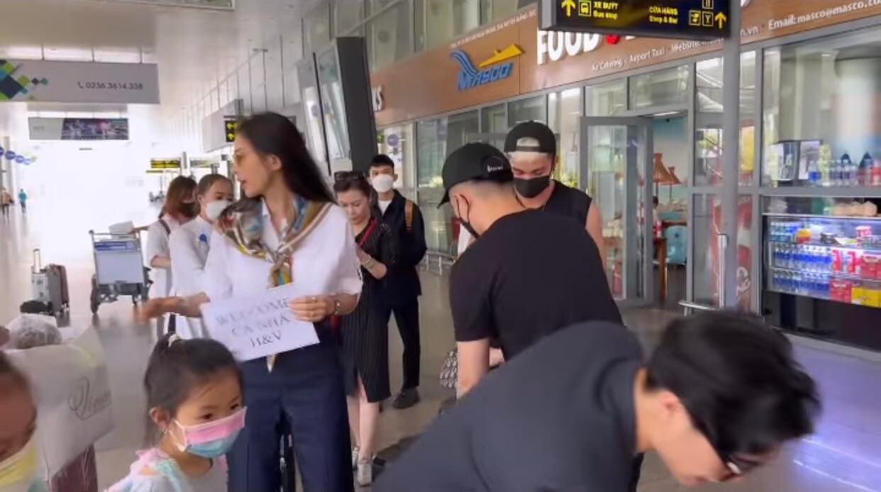 Lộ khoảnh khắc 'dính như sam' của Ngô Thanh Vân và Huy Trần trước lễ cưới: Đích thân đón người thân tại sân bay Đà Nẵng - Ảnh 3