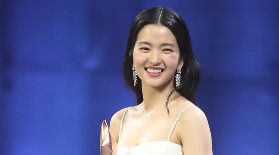 'Mỹ nhân hack tuổi' Kim Tae Ri thắng lớn tại Lễ trao giải Baeksang danh giá của Hàn Quốc, chứng minh 'không phải là bình hoa di động' - Ảnh 2