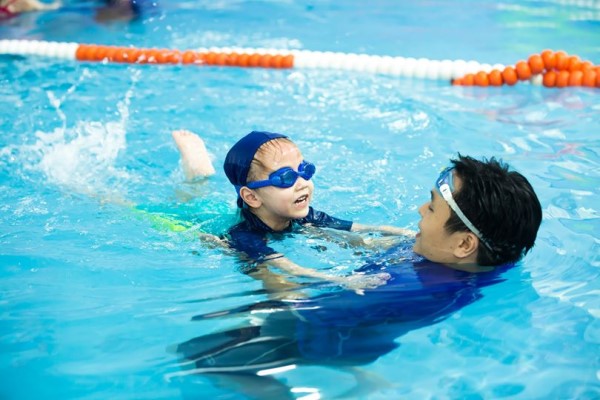 Nạn đuối nước ở trẻ đang ngày càng trở thành vấn đề nghiêm trọng và đó là lý do tại sao ba mẹ nên cho trẻ học bơi với những lợi thế này - Ảnh 1