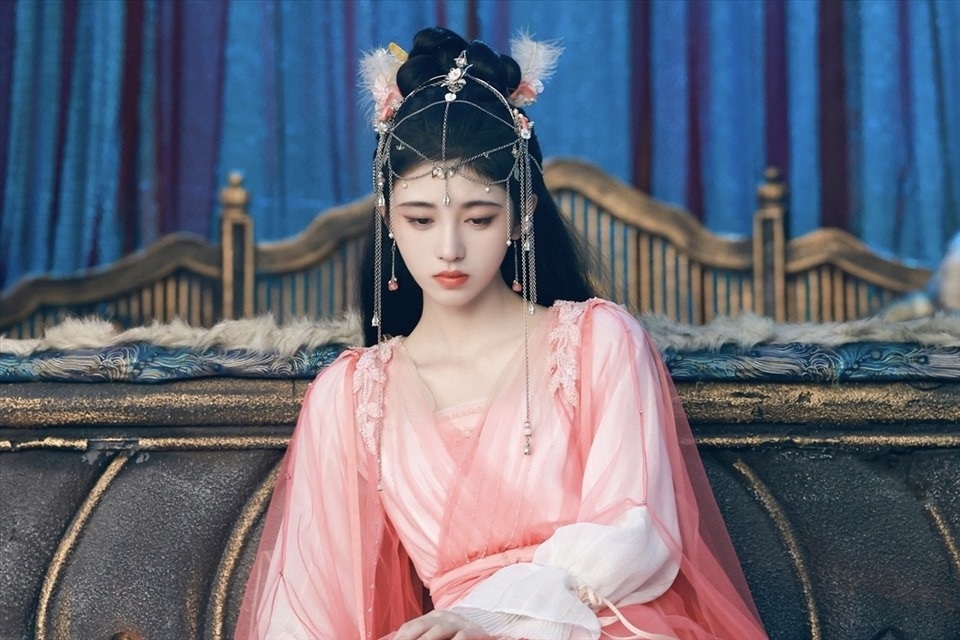 Netizen 'thở phào' khi Cúc Tịnh Y nhường lại vai nữ chính của Bạch Trạch Lệnh cho Trần Đô Linh - Ảnh 4
