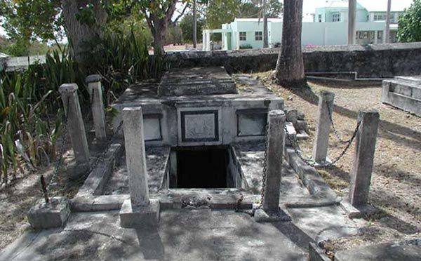 Bí ẩn xung quanh những cỗ quan tài tự dịch chuyển ở Barbados 200 năm trước: Là do tác động của con người hay từ các thế lực siêu nhiên? - Ảnh 3