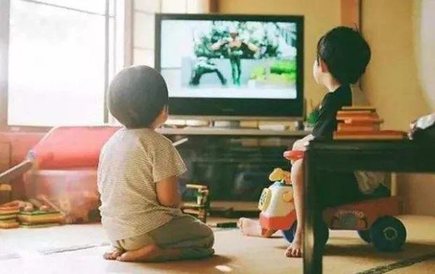 Trẻ xem tivi nhiều rất hại: Khiến năng lực ngôn ngữ yếu kém và làm tổn hại cấu trúc não - Ảnh 1