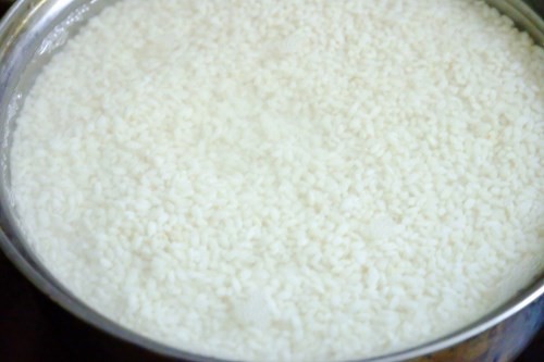 Gạo nếp ngon, đãi sạch rồi ngâm từ 9-12 tiếng, thường là để qua đêm cho mềm gạo