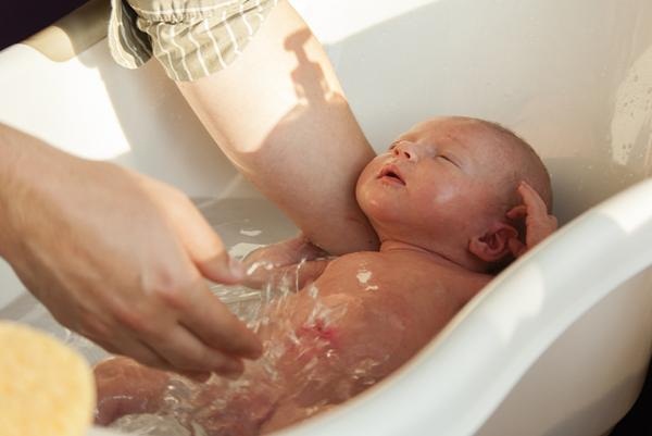 Cách tắm cho bé vào mùa Đông đảm bảo sức khỏe, vệ sinh - Ảnh 1