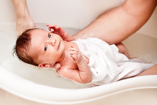 Cách tắm cho bé vào mùa Đông đảm bảo sức khỏe, vệ sinh - Ảnh 2