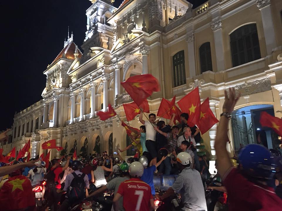 Người dân TPHCM nhuộm đỏ đường phố mừng chiến thắng U23 Việt Nam: Chưa bao giờ kẹt xe mà vui đến thế - Ảnh 8