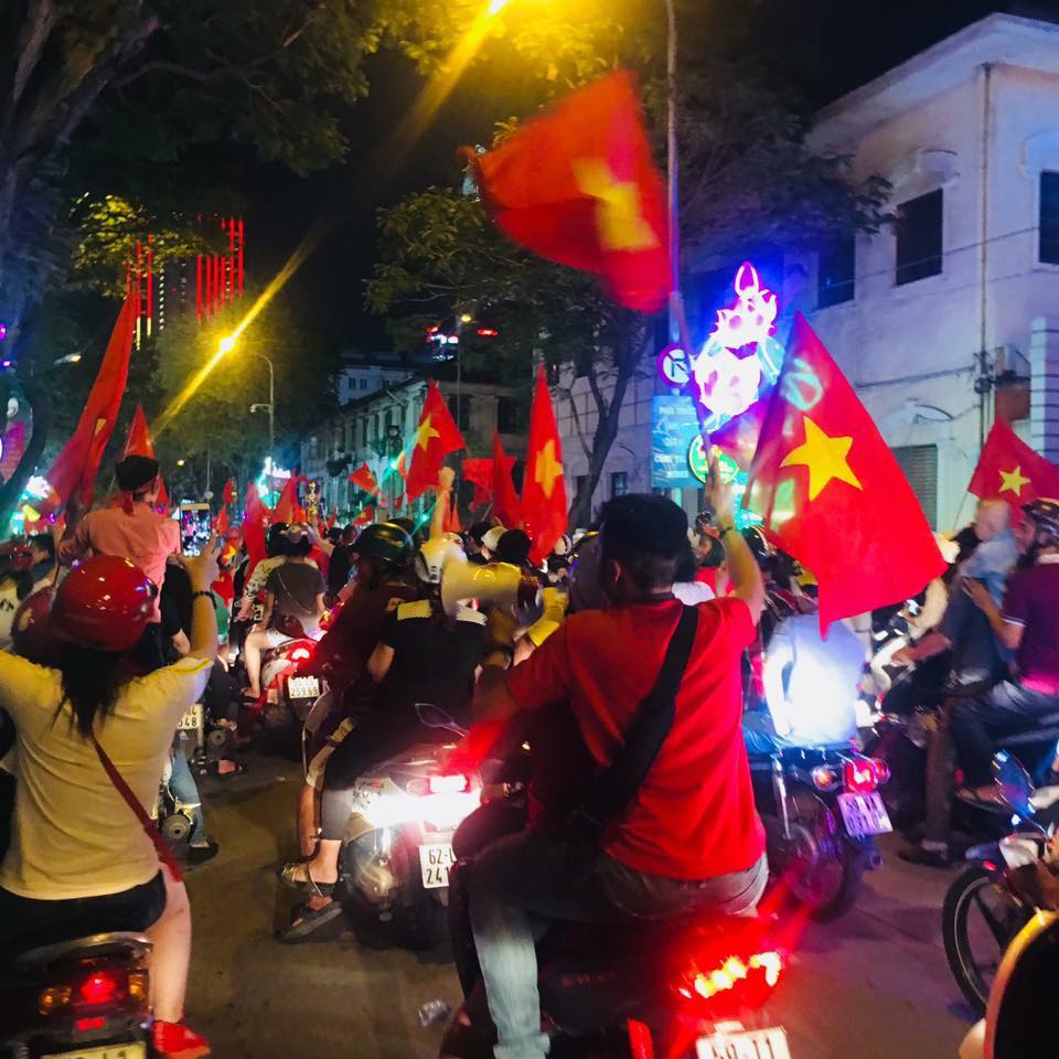 Người dân TPHCM nhuộm đỏ đường phố mừng chiến thắng U23 Việt Nam: Chưa bao giờ kẹt xe mà vui đến thế - Ảnh 9