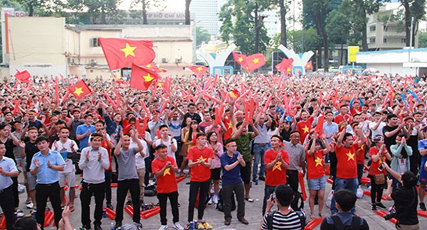Người dân TPHCM nhuộm đỏ đường phố mừng chiến thắng U23 Việt Nam: Chưa bao giờ kẹt xe mà vui đến thế - Ảnh 1