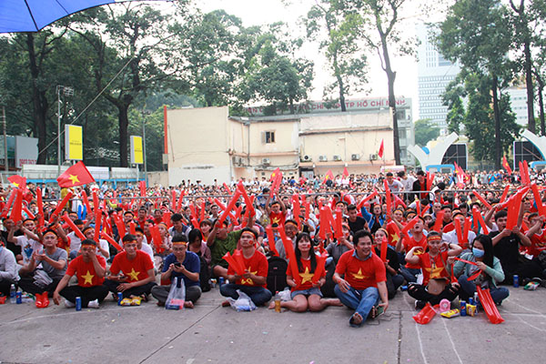 Người dân TPHCM nhuộm đỏ đường phố mừng chiến thắng U23 Việt Nam: Chưa bao giờ kẹt xe mà vui đến thế - Ảnh 2