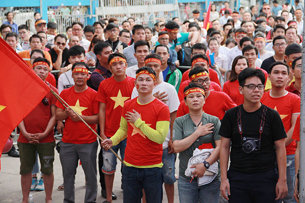 Người dân TPHCM nhuộm đỏ đường phố mừng chiến thắng U23 Việt Nam: Chưa bao giờ kẹt xe mà vui đến thế - Ảnh 3