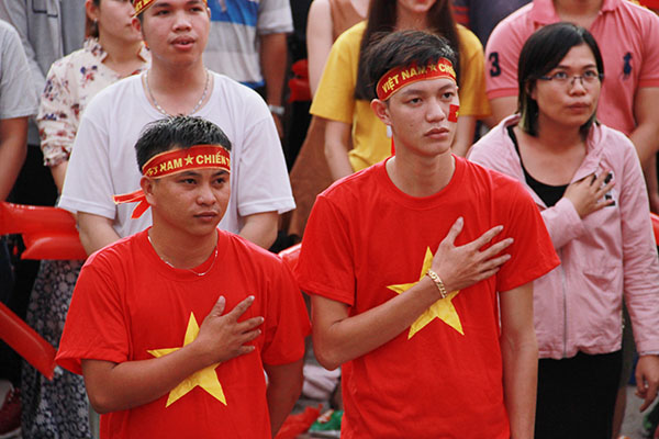 Người dân TPHCM nhuộm đỏ đường phố mừng chiến thắng U23 Việt Nam: Chưa bao giờ kẹt xe mà vui đến thế - Ảnh 4